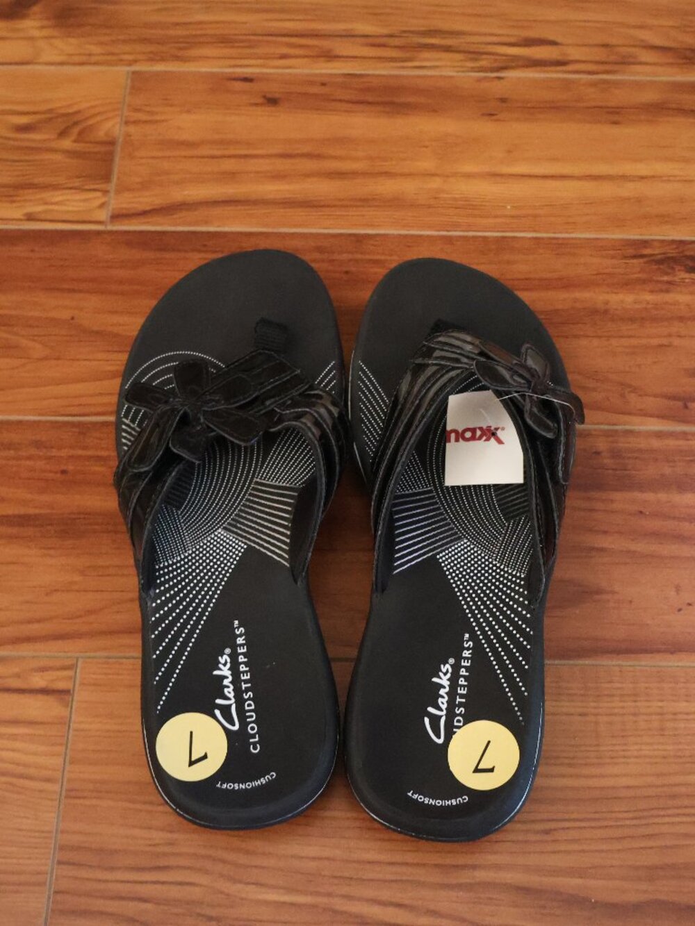 Women's Clarks Cloudsteppers 7 Flip Flop Black with Flower Detail New